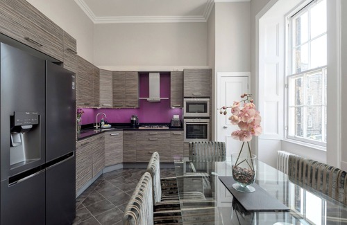 Old Town Apartment | Stunning view of Edinburgh Castle for a memorable stay in the City Centre