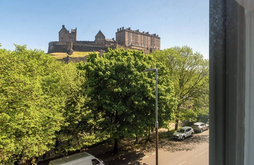 Old Town Apartment | Stunning view of Edinburgh Castle for a memorable stay in the City Centre