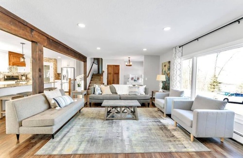 Excelsior House | Stunning 1 Acre Farmhouse Great Lake Location