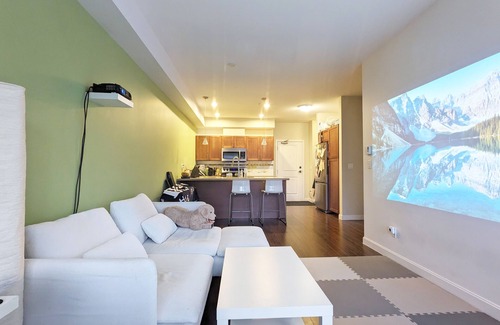 Burnaby Condo | Stunning 1-BD near Skytrain, park. Remote worker dream. Netflix/HDTV/projectorn