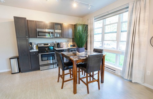 Powderhorn Apartment | Stunning 1-Bedroom Apartment+Super Fast WiFi+In-Unit W/D+Roku TVs+Walk to Uptown