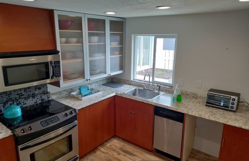 Agate Beach Apartment | Stunning 1 Bedroom - walk to the beach, lighthouse, coffee place and dog park.
