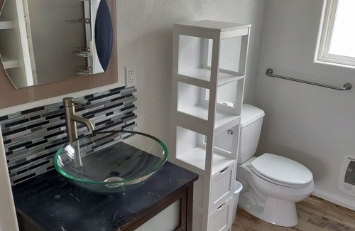 Agate Beach Apartment | Stunning 1 Bedroom - walk to the beach, lighthouse, coffee place and dog park.