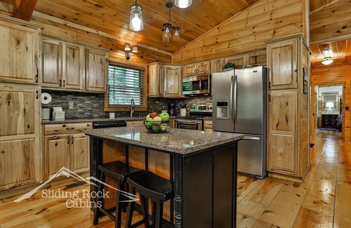 Aska Cabin | Stunning, 2/2, hot tub, fenced, pet friendly, paved roads, WIFI, ADULT ONLY.