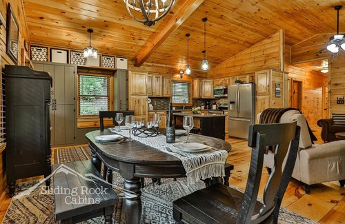 Aska Cabin | Stunning, 2/2, hot tub, fenced, pet friendly, paved roads, WIFI, ADULT ONLY.