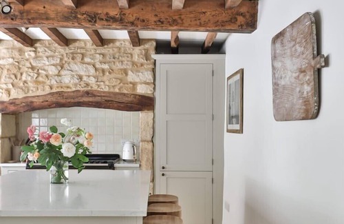 Upper Oddington House | Stunning 2 bed 2 ensuite cottage - excellent local pub