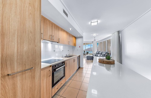 Airlie Beach Apartment | Stunning 2 bed, 2 bath sea view apartment close to Airlie Beach Main Street
