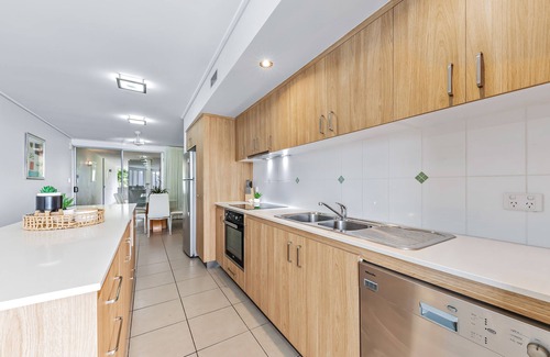 Airlie Beach Apartment | Stunning 2 bed, 2 bath sea view apartment close to Airlie Beach Main Street