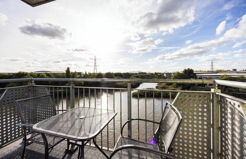 East Ham South Apartment | Stunning 2 Bed Flat With City Viewsn