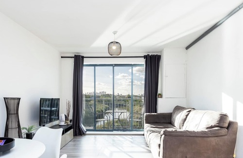 East Ham South Apartment | Stunning 2 Bed Flat With City Viewsn