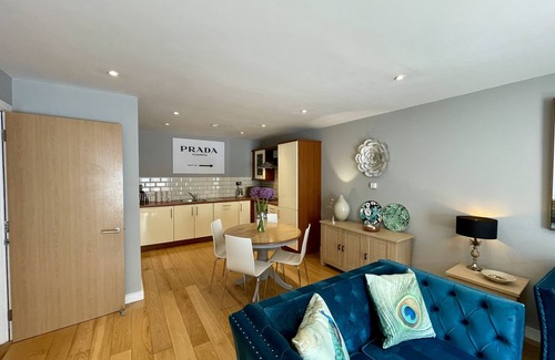 Leamington Spa Apartment | Stunning 2-bed Town Centre Flat - Hosted by Hutch
