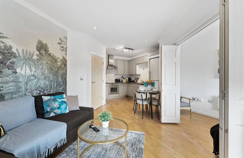 Cardiff City Centre Apartment | Stunning 2-Bed in Cardiff - Sleeps 6