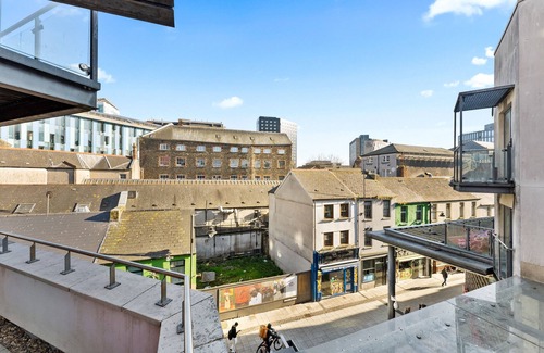 Cardiff City Centre Apartment | Stunning 2-Bed in Cardiff - Sleeps 6