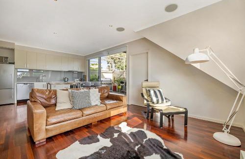 Northcote Apartment | Stunning 2-Bed Unit with BBQ Patio near Dining