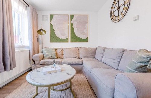 Hanger Hill Apartment | Stunning 2 Bedroom, 5 min walk to Hanger Lane Station