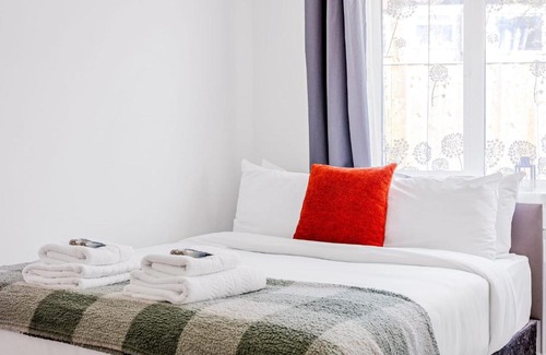 Hanger Hill Apartment | Stunning 2 Bedroom, 5 min walk to Hanger Lane Station