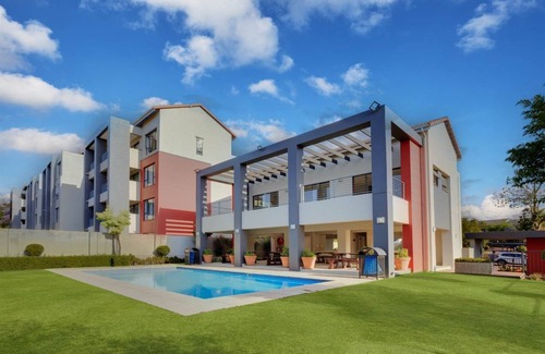 Lone Hill Apartment | Stunning 2-bedroom apartment with WiFi near Monte Casino