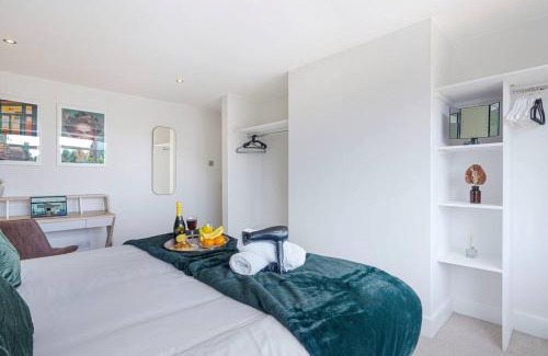 Coventry Apartment | Stunning 2 Bedroom Apartment - Close to City Centre - Free Parking, Super-fast WIFI, SmartTV, Private Balcony and Communal Garden by Yoko Property