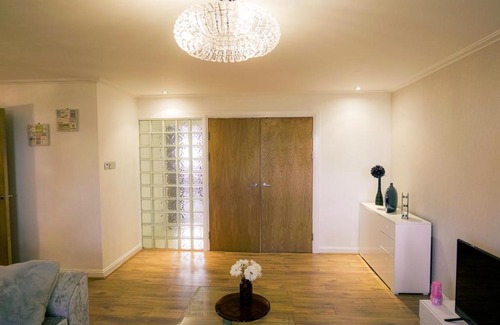 Century Wharf Apartment | Stunning 2-Bedroom Apartment in Cardiff Bay w/Gym