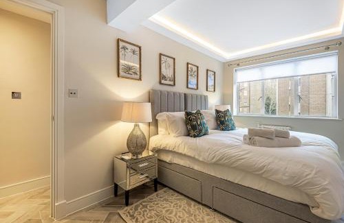 Knightsbridge Apartment | Stunning 2 Bedroom Apartment with Private Balcony and AC
