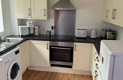 Southfields Apartment | Stunning 2 bedroom ground floor flat near Wimbledon and Southfields