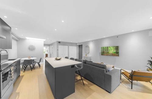 Downtown Montreal Condo | Stunning 2 beds, 2 baths, AAA location, rooftop