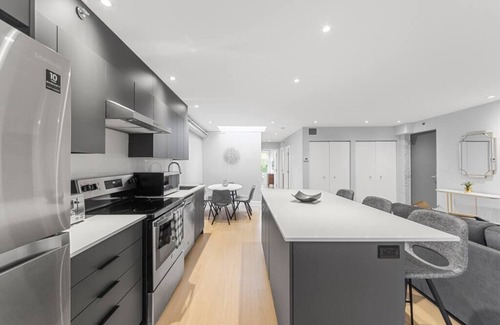 Downtown Montreal Condo | Stunning 2 beds, 2 baths, AAA location, rooftop