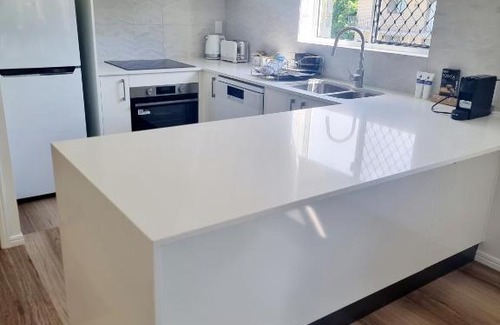 Torquay Apartment | Stunning 2 BR, 2 Bathroom Beachfront Apartment Close To Everything!