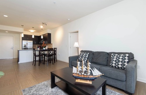 Marina del Rey Apartment | Stunning 2BR Penthouse w Gym, Pool, Patio & View/Venice/MDR