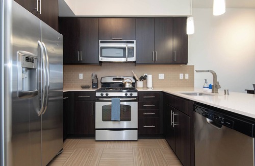 Marina del Rey Apartment | Stunning 2BR Penthouse w Gym, Pool, Patio & View/Venice/MDR