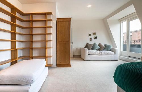 Cathedral Quarter Apartment | Stunning 2BR Penthouse Loft in Cathedral Quarter