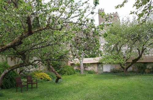 Enford Cottage | Stunning 3 bed/3 bath cottage nr Stonehenge & Bath, Sleeps 6. Walled garden