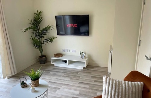 Castleford House | Stunning 3 bedroom home with free parking and wifi