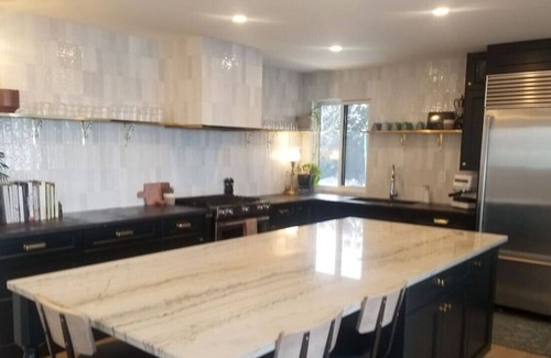 Kamloops House | Stunning 365degree vapor cleaned central view home