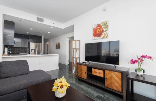 Downtown Los Angeles Apartment | Stunning 3BR High-Rise Apartment with Pool, Spa & Rooftop Views