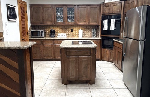 Tomball House | Stunning 4 Acre Retreat w/Hot Tub, Sauna, Disc Golf and Pool