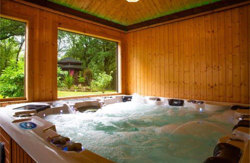 Clydebank Villa | Stunning 4 bedroom country house - Hot Tub & Sauna