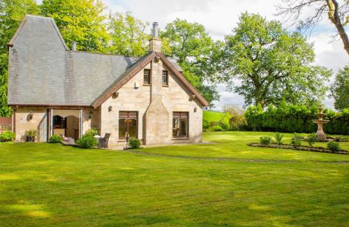 Clydebank Villa | Stunning 4 bedroom country house - Hot Tub & Sauna