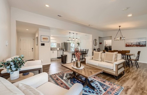 South Manchaca House | Stunning 4 bedroom private house with POOL!