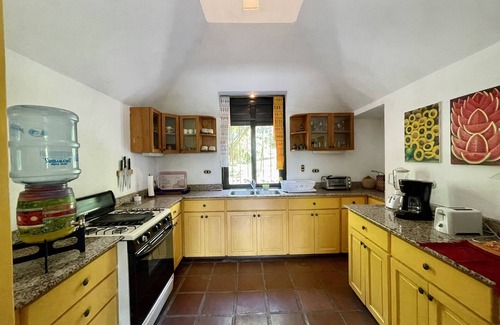 Santa Cruz La Laguna House | Stunning 4 Bedroom Large House, Steps from Lake Front with Starlink WiFi