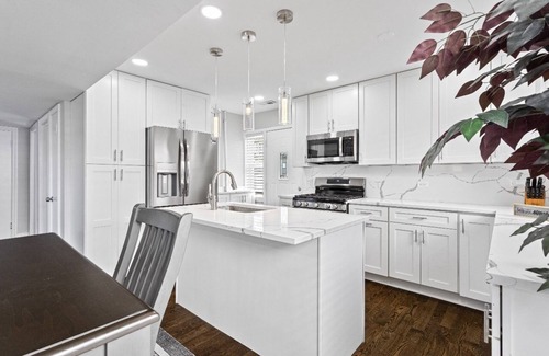 Skokie House | Stunning 4BR Skokie House with Laundry & Backyard