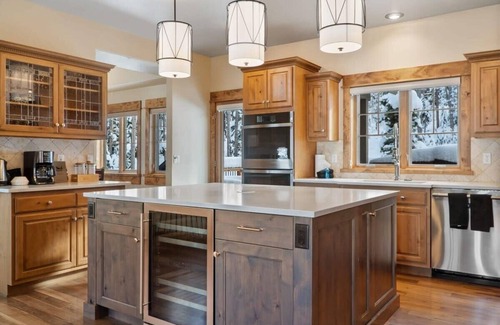 The Highlands House | Stunning 5 BDR Retreat, Private Hot Tub, Views