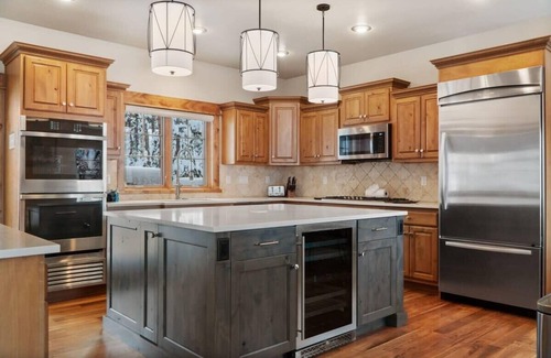 The Highlands House | Stunning 5 BDR Retreat, Private Hot Tub, Views