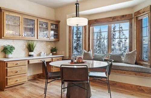 The Highlands House | Stunning 5 BDR Retreat, Private Hot Tub, Views