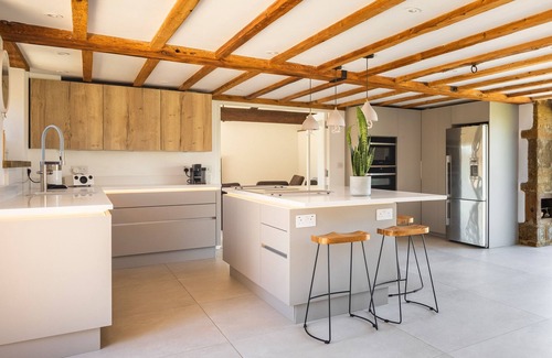Hook Norton House | Stunning 5 bed edge of village Cotswold Barn, walk to pubs, idyllic village