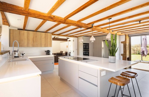 Hook Norton House | Stunning 5 bed edge of village Cotswold Barn, walk to pubs, idyllic village