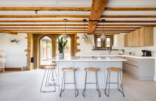 Hook Norton House | Stunning 5 bed edge of village Cotswold Barn, walk to pubs, idyllic village