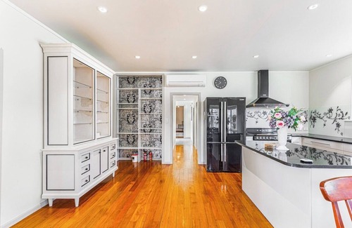 Mount Roskill House | Stunning 7-Bedroom Haven Retreat Villa