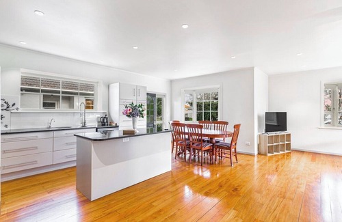 Mount Roskill House | Stunning 7-Bedroom Haven Retreat Villa