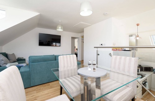 West Looe House | Stunning apartment for four overlooking Looe bay, with parking.